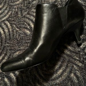 Leather booties with kitten heel